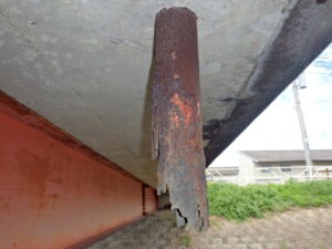 橋梁 排水用 SGP 鋼管 の 腐食 漏水 状況 施工前