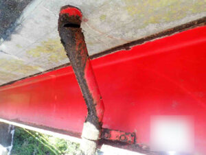 橋梁 排水用 SGP 鋼管 の 腐食 漏水 状況 施工前　