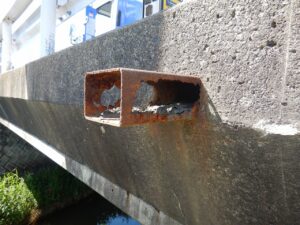 　橋梁の既設排水装置の腐食、孔開きの写真