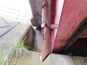 橋梁の既設排水装置の腐食、孔開きの写真　