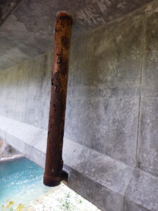 橋梁 排水用 SGP 鋼管 の 腐食 漏水 状況 施工前　　