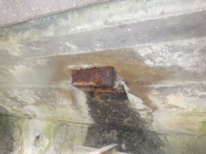 
橋梁 排水用 SGP 鋼管 の 腐食 漏水 伝い水 飛沫水 状況 施工前