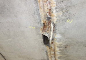 橋梁 排水用 SGP 鋼管 の 腐食  伝い水 漏水 飛沫水 状況 施工前 遊離石灰