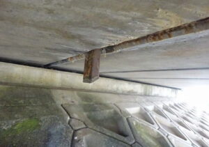 橋梁 排水用 SGP 鋼管 の 腐食  伝い水 漏水 飛沫水 状況 施工前