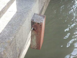 橋梁 排水用 SGP 鋼管 の 腐食 漏水 状況 施工前