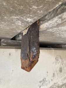 橋梁 排水用 SGP 鋼管 の 腐食 漏水 状況 施工前　