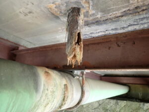 橋梁 排水用 SGP 鋼管 の 腐食 漏水 状況 施工前