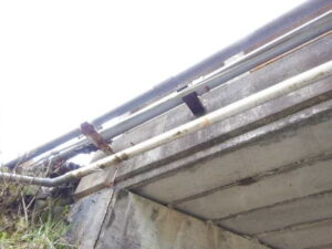 橋梁 排水用 SGP 鋼管 の 腐食 漏水 状況 施工前