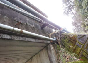 橋梁 排水用 SGP 鋼管 の 腐食 漏水 状況 施工前