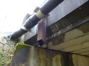 橋梁 排水用 SGP 鋼管 の 腐食 漏水 状況 施工前