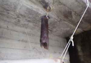 橋梁 排水用 SGP 鋼管 の 腐食 漏水 状況 施工前