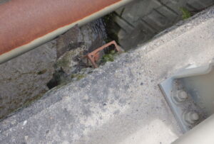 橋梁 排水用 SGP 鋼管 の 腐食 漏水 状況 施工前