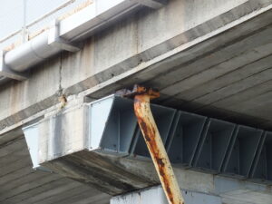 橋梁 排水用 SGP 鋼管 の 腐食 漏水 状況 施工前