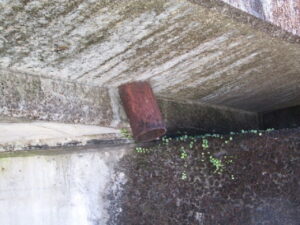 橋梁 排水用 SGP 鋼管 の 腐食 漏水 状況 施工前