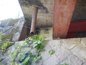 橋梁 排水用 SGP 鋼管 の 腐食 漏水 状況 施工前