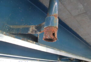 橋梁 排水用 SGP 鋼管 の 腐食 漏水 状況 施工前