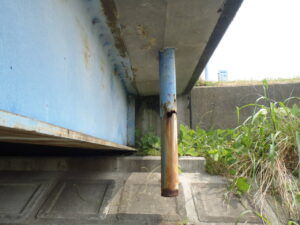 橋梁 排水用 SGP 鋼管 の 腐食 漏水 状況 施工前