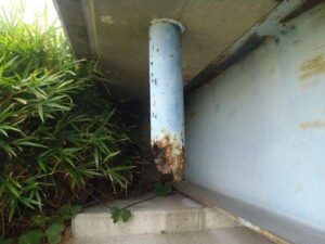 橋梁 排水用 SGP 鋼管 の 腐食 漏水 状況 施工前