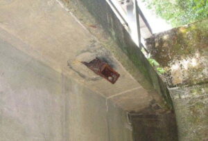 橋梁 排水用 SGP 鋼管 の 腐食 漏水 状況 施工前