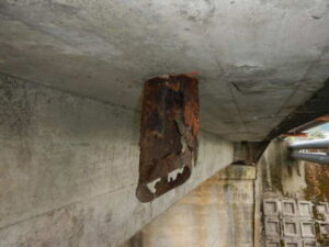 橋梁 排水用 SGP 鋼管 の 腐食 漏水 状況 施工前