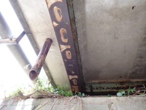 橋梁 排水用 SGP 鋼管 の 腐食 漏水 状況 施工前