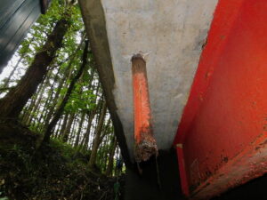 橋梁 排水用 SGP 鋼管 の 腐食 漏水 状況 施工前