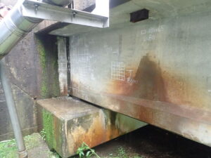 橋梁の既設排水装置の腐食、漏水、破損、伝い水の写真