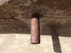 橋梁の既設排水装置の腐食、漏水、破損、伝い水の写真
