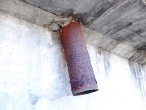 橋梁の既設排水装置の腐食、漏水、破損、伝い水の写真
