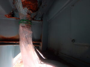 橋梁の既設排水装置の腐食、漏水、破損、伝い水の写真