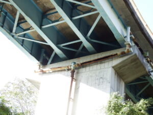 橋梁の既設排水装置の腐食、漏水、破損、伝い水の写真