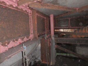 橋梁の既設排水装置の腐食、漏水、破損、伝い水の写真