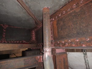 橋梁の既設排水装置の腐食、漏水、破損、伝い水の写真