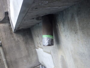 橋梁の既設排水装置の腐食、漏水、破損、伝い水の写真