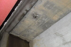 橋梁の既設排水装置の腐食、漏水、破損、伝い水の写真