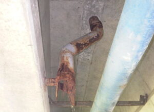 橋梁の既設排水装置の腐食、漏水、破損、伝い水の写真
