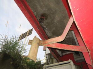 橋梁の既設排水装置の腐食、漏水、破損、伝い水の写真
