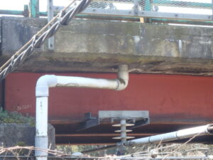 橋梁の既設排水装置（VP 塩ビ管）の老朽化、色褪せ