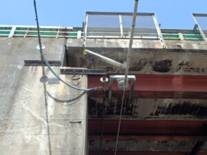 橋梁の既設排水装置（VP管 塩ビ管）の破損、破断の写真　土砂詰まり