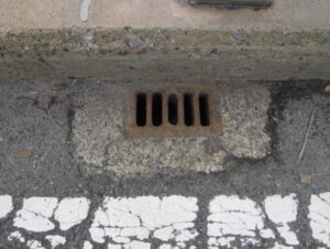 橋梁の既設排水桝の腐食の写真
