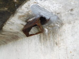 橋梁の既設排水装置の腐食、漏水、破損、伝い水の写真
