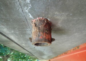 橋梁の既設排水装置の腐食の写真