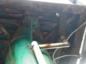 橋梁の既設排水装置の腐食、漏水、破損、伝い水の写真