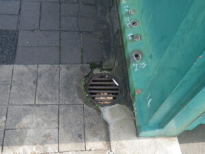 橋梁の既設排水装置（排水桝）の腐食の写真