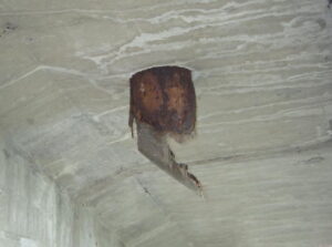 橋梁の既設排水装置の腐食の写真
