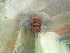 橋梁の既設排水装置の腐食、漏水、破損、伝い水の写真
