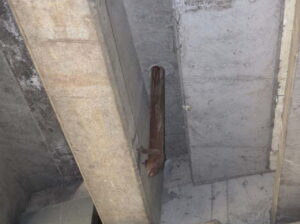 橋梁の既設排水装置の腐食の写真　