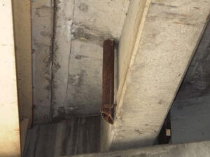 橋梁の既設排水装置の腐食、漏水、伝い水の写真　