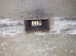 橋梁の既設排水装置の腐食、漏水、伝い水の写真