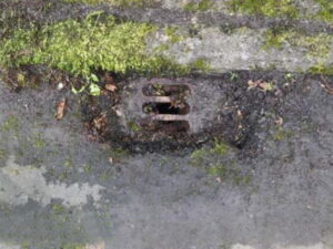 橋梁の既設排水桝の腐食、詰まりの写真